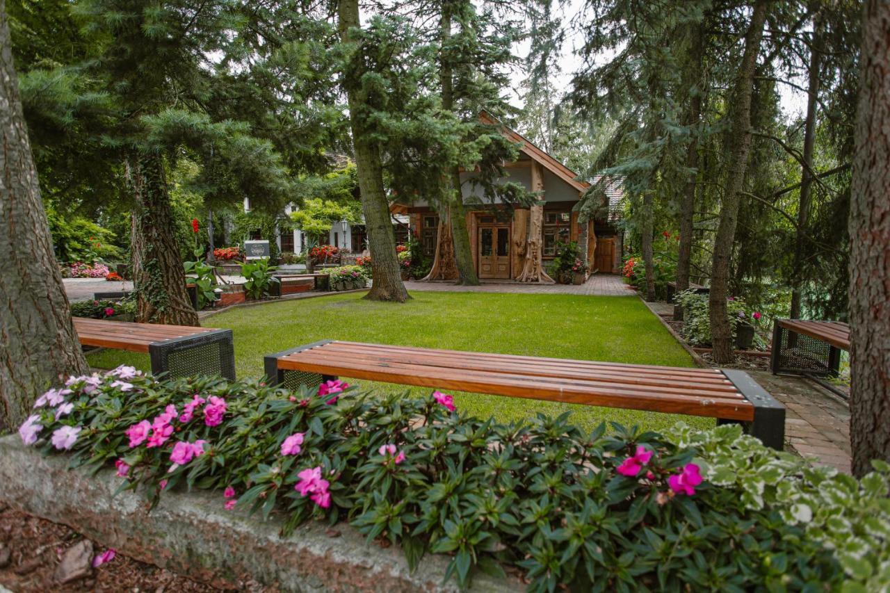 Dom W Starym Parku Hotel Biskupice  Bagian luar foto