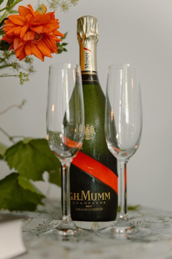 Dom W Starym Parku Hotel Biskupice  Bagian luar foto