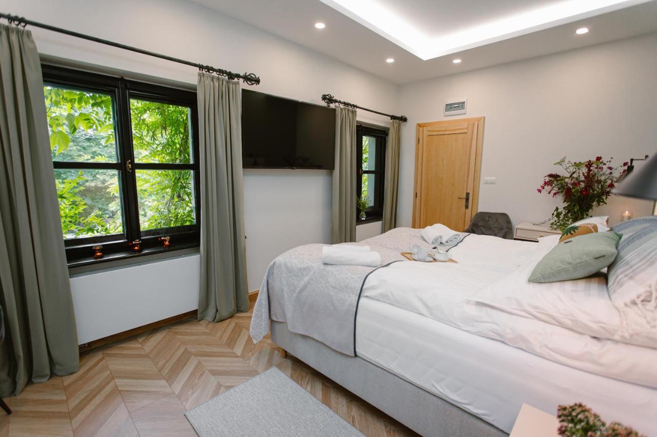 Dom W Starym Parku Hotel Biskupice  Bagian luar foto