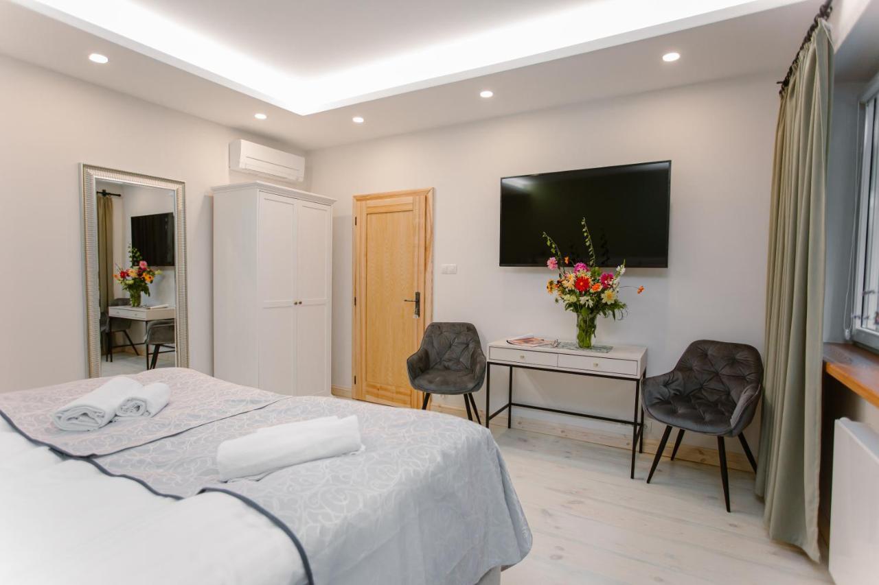 Dom W Starym Parku Hotel Biskupice  Bagian luar foto