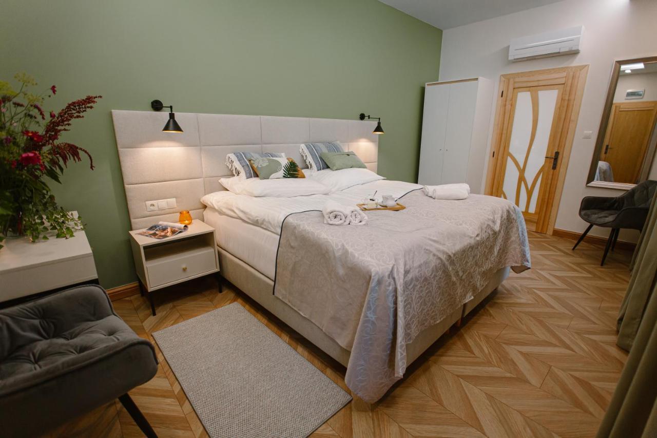 Dom W Starym Parku Hotel Biskupice  Bagian luar foto
